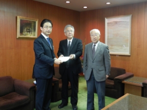 写真：津市住居表示審議会答申