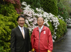 写真：ヒーサーの森のシャクナゲをバックに