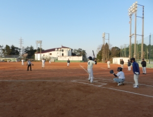 写真:潮見早朝ソフトボールリーグ始球式