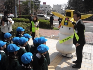 写真:シロモチくんの兜で信号機の説明をしました