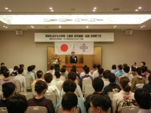 写真：装道礼法きもの学院三重県認可連盟 合同修了式挨拶