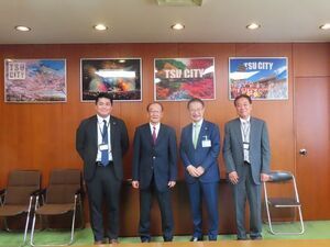 写真：三重県スポーツ少年団本部 佐野仁本部長、寺井隆専門員、川合祥希主事 来訪