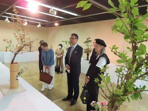 写真:諸流いけばな展 鑑賞