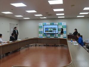 写真:インターンシップ生、アール・エフ・ヤマカワ代表取締役会長 来訪