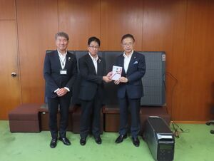 写真:桑名三重信用金庫からの災害対応用物品の寄贈式