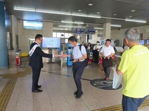 写真:駅頭広報活動