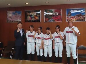 写真：全日本中学女子軟式野球大会出場選手 来訪