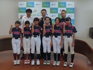 写真：全日本女子学童軟式野球大会出場選手 来訪