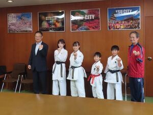 写真：空手道選手権大会 出場選手 来訪