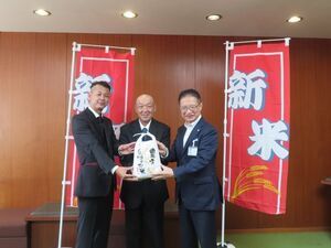 写真：前川農産から玄米900kg贈呈