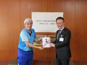 写真：卓球台の寄贈式