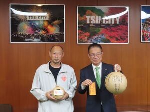 写真：スマイルカレンダープロジェクト代表他来訪