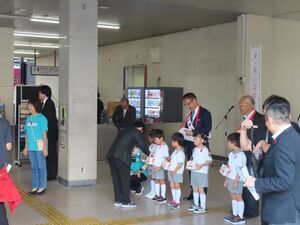 写真：津新町駅街頭募金