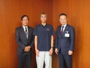写真：日本レーザークラス協会会長、ウェカ バヌバンダ選手、三重県セーリング連盟会長 来訪