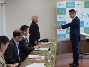 写真：津市森林整備協議会委員委嘱式 委嘱状交付