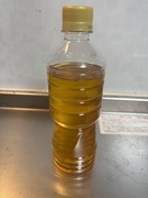 写真:廃食油が入ったペットボトル
