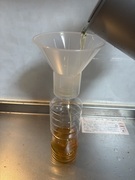 写真:ろうとを使用しペットボトルへ移す