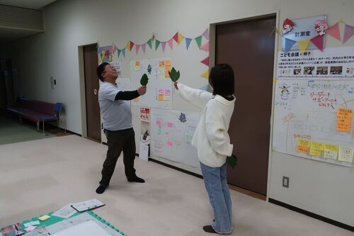 写真：カクレミノの葉遊び4