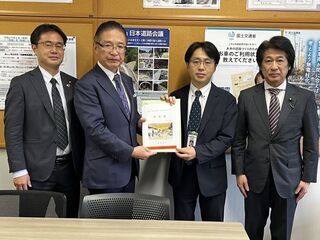 写真：沓掛敏夫道路局長