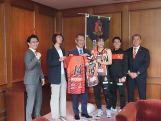 写真：ヴィアティン三重 バレーボールチーム 来訪