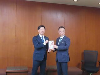 写真：株式会社シンコーワからの寄附贈呈式