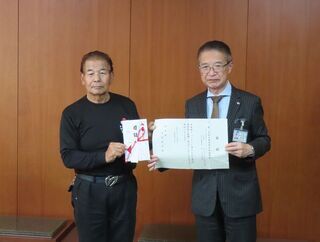 写真:津城復元の会 チャリティーイベント収益金等 寄附贈呈式