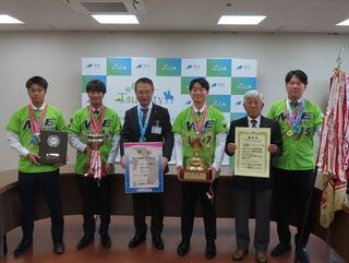 写真:第46回全日本クラブ男子ソフトボール選手権大会優勝、第79回国民スポーツ大会ソフトボール競技優勝報告