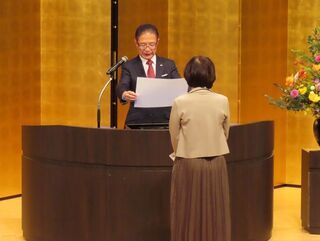 写真:第20回津市美術展覧会 表彰