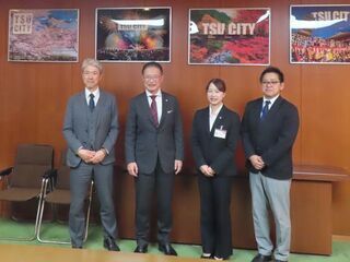 JICA海外協力隊 2025年度第2次隊派遣 森亜友奈隊員、JICA中部センター 西村貴志次長、写真:JICA三重デスク 堤真人国際協力推進員 来訪