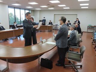 写真:津市特別職報酬等審議会委員委嘱式 委嘱状交付