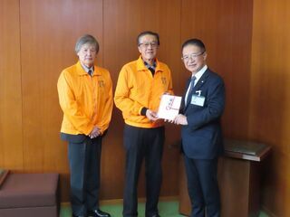 写真：津駅前ストリート倶楽部からの津市緑化基金への寄附贈呈式