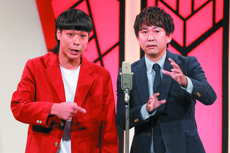 よしもと漫才劇場の舞台に立つバッテリィズ (左：エースさん　右：寺家さん)