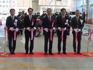 写真：津中央郵便局 2026年 年賀郵便配達元旦出発式 テープカット