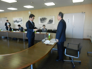 写真：津市特別職報酬等審議会委嘱、挨拶、諮問