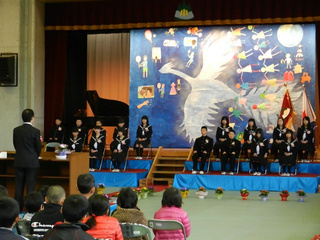 写真:平成23年度津市立美杉小学校卒業証書授与式