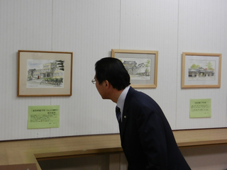 写真:よみがえる昭和の津のまち」作品展鑑賞