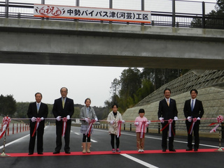 写真:中勢バイパス 津(河芸)工区現場見学会ほか(河芸町三行地内)2