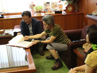 写真:「自転車をかついで日本列島一人旅」上村育俊さん 来訪