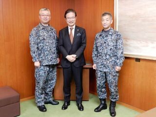 写真:航空自衛隊 中部航空警戒管制団 影浦誠樹司令 兼 入間基地司令、笠取山分屯基地 宮本裕徳司令 来訪