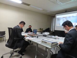 写真:国土交通省不動産・建設経済局地籍整備課 實井正樹課長 協議