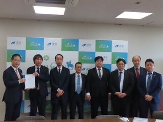 写真:三重県印刷工業組合津支部 黒川肇支部長ほか 来訪