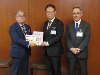 写真:三重県保険医協会からの寄附贈呈式