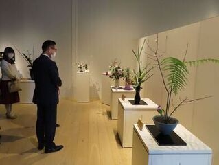 写真:池坊 ざ・ときしるままグループ展 鑑賞