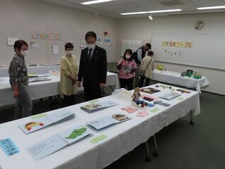 写真：津市中央公民館文化作品展室内机鑑賞