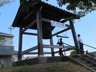写真:第7回「8.15津・平和の鐘」挨拶、点鐘