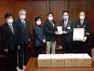 写真：「みな月会」から消防団に対する激励品贈呈式