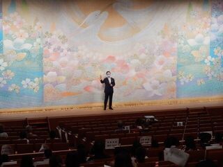 写真：人権を考える市民のつどい 挨拶、表彰