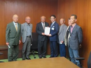 写真:伊勢奥津駅にある旧給水塔の登録有形文化財登録を求める要望