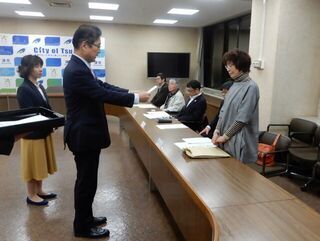 写真：津市障害者介護給付費等の支給に関する審査会委員任命式