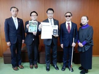 写真：特定非営利法人大活字文化普及協会 市橋正光理事・事務局長、社会福祉法人岐阜アソシア 山田智直館長 来訪